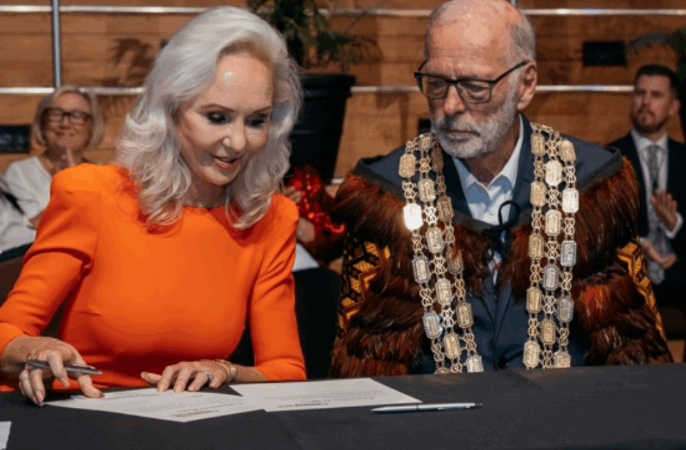 Image ATL tag: Mayor Wayne Brown and Deputy Mayor Desley Simpson speaking at APIA Green Light Auckland event